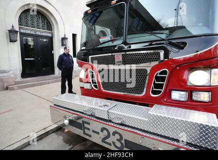 St. Louis, États-Unis.14th janvier 2022.Les pompiers de Saint-Louis tiennent une garde à l'extérieur du bureau des médecins légistes alors qu'ils tiennent une veillée pour le pompier Benjamin Polson à Saint-Louis le vendredi 14 janvier 2022.Polson a été tué dans un incendie de maison vacant le 13 janvier 2022.La mort est le premier pompier de Saint-Louis à mourir dans un incendie en près de 20 ans.C'est la tradition dans le service d'incendie, pour les pompiers de rester avec le corps d'un pompier tué en action 24 heures par jour, jusqu'à ce qu'il soit mis au repos.Photo par Bill Greenblatt/UPI crédit: UPI/Alay Live News Banque D'Images