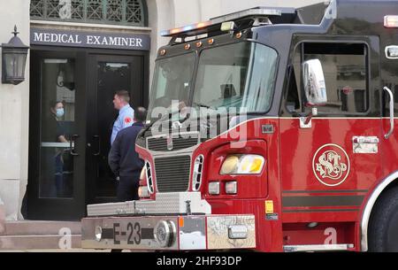 St. Louis, États-Unis.14th janvier 2022.Les pompiers de Saint-Louis discutent avec un représentant du bureau des médecins légistes alors qu'ils tiennent une veillée devant le bâtiment du pompier Benjamin Polson à Saint-Louis le vendredi 14 janvier 2022.Polson a été tué dans un incendie de maison vacant le 13 janvier 2022.La mort est le premier pompier de Saint-Louis à mourir dans un incendie en près de 20 ans.C'est la tradition dans le service d'incendie, pour les pompiers de rester avec le corps d'un pompier tué en action 24 heures par jour, jusqu'à ce qu'il soit mis au repos.Photo par Bill Greenblatt/UPI crédit: UPI/Alay Live News Banque D'Images