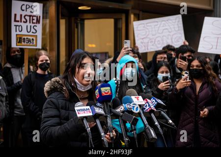 Chicago, États-Unis.14th janvier 2022.Un étudiant des écoles publiques de Chicago (CPS) s'adresse aux médias lors d'une sortie de l'école et proteste dans les bureaux principaux du CPS pour demander des réformes de la sécurité en raison de la pandémie COVID-19 le mercredi 14 janvier 2022 à Chicago, il.(Photo de Christopher Dilts/Sipa USA) crédit: SIPA USA/Alay Live News Banque D'Images