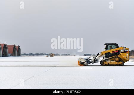 Les aviateurs de l'unité de maintenance des aéronefs 35th et de l'escadron du génie civil 8th utilisent des chargeuses de piste de combat et des brosses d'aérodrome pour l'enlèvement de la neige à la base aérienne de Kunsan, République de Corée, le 13 janvier 2022.Les 8th opérateurs d'équipement lourd ces, également connus sous le nom de Dirt Boyz, ont formé et certifié les 35th agents d'entretien de l'UMA pour éliminer efficacement la neige et la glace, ce qui a permis d'obtenir une ligne aérienne prête pour la mission.(É.-U.Photo de la Force aérienne par le sergent d'état-major.Mya M. Crosby) Banque D'Images