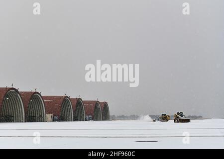 Les aviateurs de l'unité d'entretien des aéronefs 35th exploitent des chargeuses de piste de combat pour l'enlèvement de la neige devant les hangars de l'avion à la base aérienne de Kunsan, République de Corée, le 13 janvier 2022.Les opérateurs d'équipement lourd de l'escadron du génie civil 8th, également connu sous le nom de Dirt Boyz, ont formé et certifié les agents d'entretien de l'UMA 35th pour éliminer efficacement la neige et la glace, ce qui a permis d'obtenir une ligne aérienne prête pour la mission.(É.-U.Photo de la Force aérienne par le sergent d'état-major.Mya M. Crosby) Banque D'Images