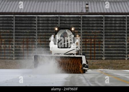 Un Airman de l'unité d'entretien des aéronefs 35th exploite une chargeuse de piste de combat pour l'enlèvement de la neige à la base aérienne de Kunsan, République de Corée, le 13 janvier 2022.Les opérateurs d'équipement lourd de l'escadron du génie civil 8th, également connu sous le nom de Dirt Boyz, ont formé et certifié les agents d'entretien de l'UMA 35th pour éliminer efficacement la neige et la glace, ce qui a permis d'obtenir une ligne aérienne prête pour la mission.(É.-U.Photo de la Force aérienne par le sergent d'état-major.Mya M. Crosby) Banque D'Images