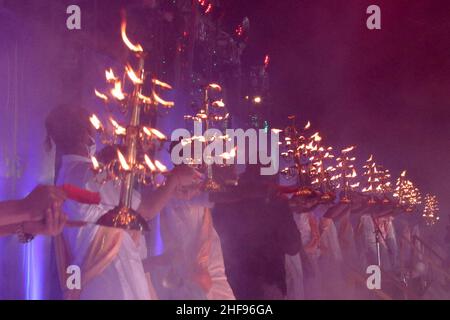 Kolkata, Inde.14th janvier 2022.Les prêtres hindous exécutent Sagar Arati (culte) pendant le Gangasagar Mela à l'occasion de Makar Sankranti à l'île Sagar, vers 150km au sud de Kolkata.(Photo de Dipa Chakraborty/Pacific Press) crédit: Pacific Press Media production Corp./Alay Live News Banque D'Images