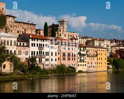 Vue sur le village romantique Basano del Grappa au-dessus de la rivière Brenta Banque D'Images