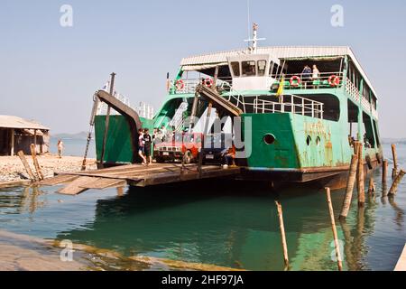 ferry avec plate-forme de chargement et voitures Banque D'Images