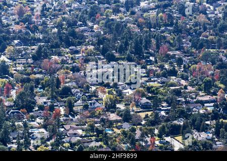 Vue sur les quartiers de la Canada Flintridge près de Glendale et Los Angeles, Californie.Photo prise du Mont Lukens dans les montagnes de San Gabriel. Banque D'Images