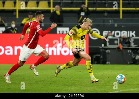 Dortmund, Allemagne.14th janvier 2022.Erling Haaland (R) de Dortmund court avec le ballon lors du match de football allemand de la première division Bundesliga entre Borussia Dortmund et SC Freiburg à Dortmund, Allemagne, le 14 janvier 2022.Credit: Joachim Bywaletz/Xinhua/Alay Live News Banque D'Images