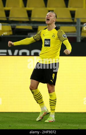 Dortmund, Allemagne.14th janvier 2022.Erling Haaland, de Dortmund, fête ses scores lors du match de football allemand de la première division Bundesliga entre Borussia Dortmund et SC Freiburg à Dortmund, en Allemagne, le 14 janvier 2022.Credit: Joachim Bywaletz/Xinhua/Alay Live News Banque D'Images