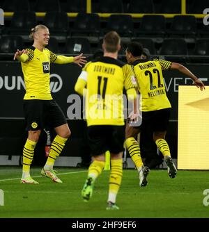 Dortmund, Allemagne.14th janvier 2022.Erling Haaland (1st L) de Dortmund célèbre ses scores avec ses coéquipiers lors du match de football allemand de la première division Bundesliga entre Borussia Dortmund et SC Freiburg à Dortmund, en Allemagne, le 14 janvier 2022.Credit: Joachim Bywaletz/Xinhua/Alay Live News Banque D'Images