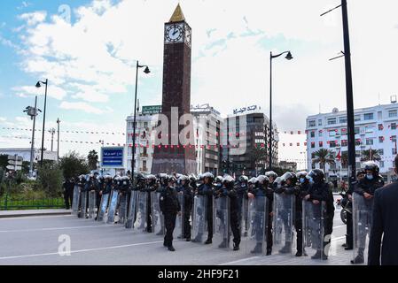 Tunis, Tunisie.14th janvier 2022.Les forces de sécurité tunisiennes patrouillent le long de l'avenue Habib Bourguiba pendant la manifestation.Les forces de police tunisiennes ont utilisé des gaz taraïers contre des centaines de manifestants qui avaient défié l'interdiction des rassemblements pour protester contre la prise de pouvoir du président Kais Saied en juillet.Comme le pays marque 11 ans depuis la chute du dictateur Zine El Abidine Ben Ali.Crédit : SOPA Images Limited/Alamy Live News Banque D'Images