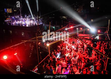 Dhaka, Bangladesh.14th janvier 2022.Des foules se rassemblent pour célébrer le Shakrain Festival.Le peuple bangladais célèbre le Festival Shakrain dans la partie sud de la capitale Dhaka (Old Dhaka), au Bangladesh.L'idée derrière le festival est de nouvelles cultures et de la recherche de la bénédiction de la déesse hindoue Laxmi, la déesse de la richesse.Ce festival aussi connu sous le nom de Pose Songkranti.Crédit : SOPA Images Limited/Alamy Live News Banque D'Images