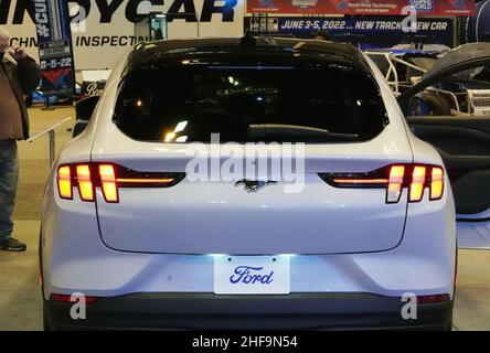 St. Louis, États-Unis.14th janvier 2022.La nouvelle voiture électrique Ford Mustang Mach E s'allume à l'arrière le jour de l'ouverture du salon de l'auto de Saint-Louis au centre américain de Saint-Louis, le vendredi 14 janvier 2022.Les voitures électriques sont un grand tirage au spectacle de cette année.Photo par Bill Greenblatt/UPI crédit: UPI/Alay Live News Banque D'Images