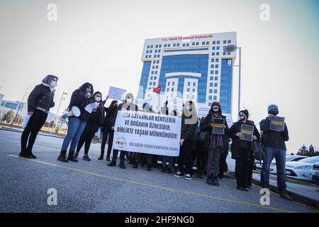 Ankara, Turquie.14th janvier 2022.Les manifestants tiennent une bannière et des écriteaux exprimant leur opinion lors de la manifestation au siège du Ministère de l'agriculture et des forêts.Dans le cadre de la loi sur la protection des animaux, qui est entrée en vigueur en Turquie en juillet 14.01.2020, dernier jour de stérilisation des races de chiens dangereuses, les amoureux des animaux qui s'opposent à cette décision se sont réunis en dehors du Ministère de l'agriculture et des forêts à Ankara.Crédit : SOPA Images Limited/Alamy Live News Banque D'Images