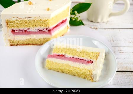Gâteau d'anniversaire avec roses blanches sur fond blanc.Gros plan. Banque D'Images