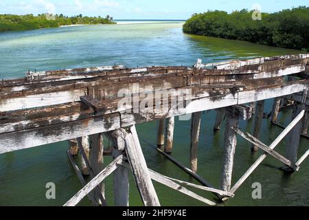 Pont en bois désaffecté du continent à la péninsule de Boca Paila, qui traverse la sortie de la lagune jusqu'à la mer des Caraïbes, Puente de Boca Paila, Mexique Banque D'Images