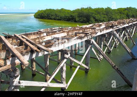 Pont en bois désaffecté du continent à la péninsule de Boca Paila, qui traverse la sortie de la lagune jusqu'à la mer des Caraïbes, Puente de Boca Paila, Mexique Banque D'Images