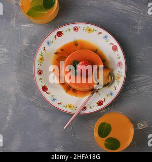 Sélection de produits Focus, vue de dessus dessert maison caramel Pudding avec garniture aux fraises.Copier l'espace pour le texte Banque D'Images