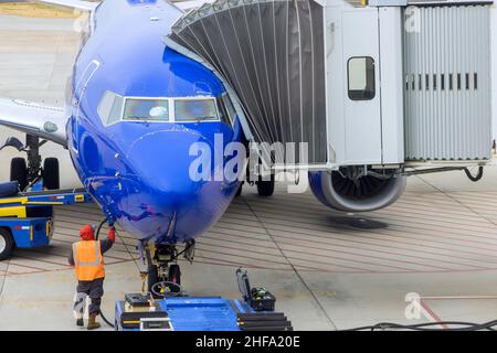 Préparation avant le vol avec avion à l'aéroport Banque D'Images