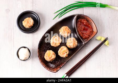 Dimsum est un aliment traditionnel chinois, l'un des produits Varian Dimsum est Shicken Shiu May, servir avec de l'huile de Chili et de la mayonnaise Banque D'Images