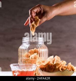 Délicieux Pangsit Goreng (Kerupuk Pangsit) traditionnel Crispy Fried Wonton Dumping d'Indonésie. Banque D'Images