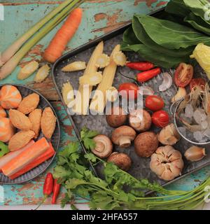 Tom Yam Kung (cuisine thaïlandaise), crevettes avec calmar, feuilles de caffir, galangal, feuilles de coriandre, champignons de paille Banque D'Images