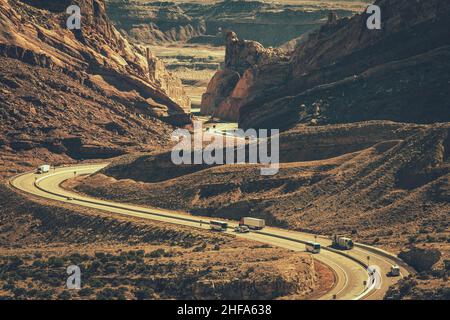 Pittoresque Winding Interstate Highway 70 dans l'État de l'Utah.Formations de grès rocheux paysages.États-Unis d'Amérique. Banque D'Images