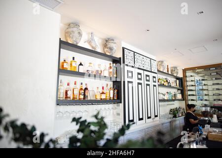 Murs blancs décorés de plusieurs bouteilles d'alcool dans le restaurant Banque D'Images