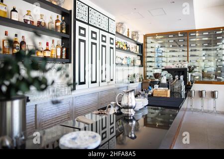 Murs blancs décorés de plusieurs bouteilles d'alcool dans le restaurant Banque D'Images