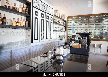 Murs blancs décorés de plusieurs bouteilles d'alcool dans le restaurant Banque D'Images