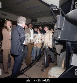 7 mars 1979 - Californie, États-Unis - le Jet propulsion Laboratory (JPL) de la NASA a accueilli de nombreux visiteurs célèbres et intéressants au fil des ans, des scientifiques aux stars de l'industrie cinématographique, en passant par les musiciens, les journalistes et bien d'autres.Une visite notable a été effectuée par Sidney Poitier, acteur et diplomate de légende.L'un des premiers acteurs noirs à gagner un prix de l'Académie, qu'il a fait pour le meilleur acteur pour les lilies du champ (1963), Poitier a visité JPL en mars 1979.Photo ici avec Bruce Murray, alors directeur du centre de JPL, et d'autres, Poitier a pu voir et en apprendre plus sur le modèle Voyager, entre autres highligh de JPL Banque D'Images