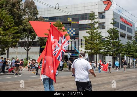 Melbourne, Australie.15th janvier 2022.15th janvier 2022, Melbourne, Australie.Un manifestant anti-vax avec un ensign rouge à l'envers marche vers le siège de la Manche 7.Credit: Jay Kogler/Alay Live News Credit: Jay Kogler/Alay Live News Banque D'Images