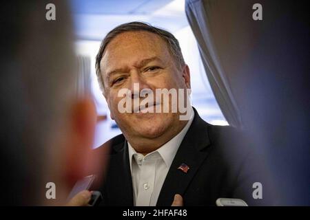 Le secrétaire Pompeo parle avec des journalistes en route pour Berlin. Banque D'Images