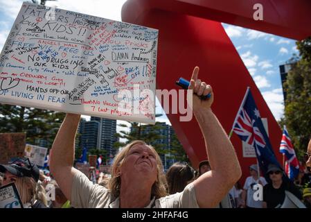 Melbourne, Australie.15th janvier 2022.15th janvier 2022, Melbourne, Australie.Un manifestant anti-vax tenant un signe descriptif hurle chez les employés du siège social de Channel 7.Credit: Jay Kogler/Alay Live News Credit: Jay Kogler/Alay Live News Banque D'Images