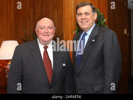 La secrétaire Mel Martinez, avec l'ancien secrétaire de presse de la Maison Blanche Marlin Fitzwater 207-DP-8299B. Banque D'Images