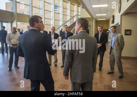 Le secrétaire à la Défense Ash carter parle avec l'unité d'innovation de la Défense. Banque D'Images