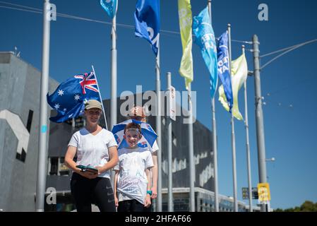 Melbourne, Australie.15th janvier 2022.15th janvier 2022, Melbourne, Australie.Une mère et ses enfants posent pour une photo devant les drapeaux australiens ouverts devant la gare de Flinders Street dans le cadre d'une manifestation anti-vax.Credit: Jay Kogler/Alay Live News Credit: Jay Kogler/Alay Live News Banque D'Images