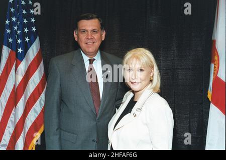 Mel Martinez et Cristina Saralegui à Miami, Floride 207-DP-8483C-103. Banque D'Images
