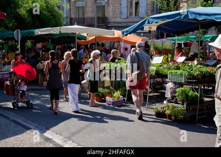 FRANCE.HERAULT (34) PEZENAS.MARCHÉ SUR LA PLACE DE LA RÉPUBLIQUE.ALLÉE JEAN JAURES Banque D'Images