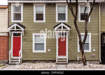 Ottawa, Canada - le 17 décembre 2021 : maison de ville résidentielle de deux étages avec portes rouges Banque D'Images