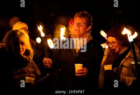 Les membres du public participent à un « Wassail » dans le Vaughan Millennium Apple Orchard à Hartley Wintney, Hampshire.Le wassliing est l'ancienne tradition de bénédiction des arbres dans l'espoir de promouvoir une bonne récolte pour la prochaine saison de cidre et de perry, et de se débarrasser des mauvais esprits du verger.Date de la photo: Vendredi 14 janvier 2022. Banque D'Images