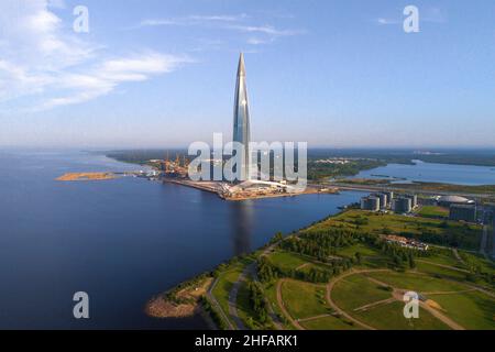 SAINT-PÉTERSBOURG, RUSSIE - 26 JUILLET 2019 : vue sur la côte du golfe de Finlande et la tour de l'édifice Lakhta Centre, le matin ensoleillé de juillet Banque D'Images