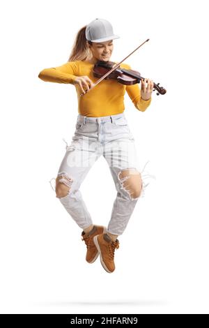 Jeune violoniste tendance jouant un violon et dansant isolée sur fond blanc Banque D'Images