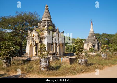 Temples bouddhistes des XI - XIII siècles sur le territoire de l'ancien Bagan par une journée ensoleillée.Myanmar (Birmanie) Banque D'Images