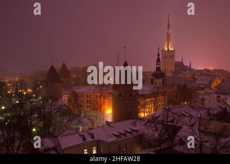 Nuit de marche au-dessus du vieux Tallinn.Estonie Banque D'Images