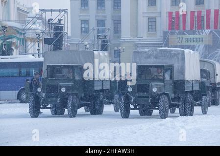 SAINT-PÉTERSBOURG, RUSSIE - 24 JANVIER 2019 : camions ZIS soviétiques pendant la Grande Guerre patriotique sur le défilé militaire en l'honneur du jour du comple Banque D'Images