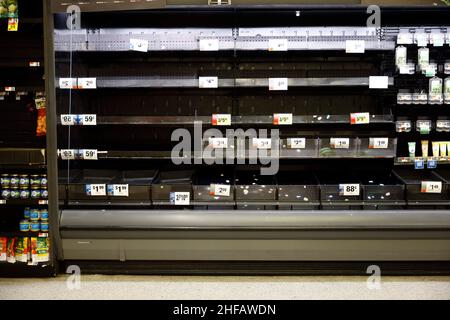 Beijing, DC, États-Unis.10th janvier 2022.Certaines tablettes sont presque vides dans une épicerie de Washington, DC, aux États-Unis, le 10 janvier 2022.Credit: Ting Shen/Xinhua/Alay Live News Banque D'Images