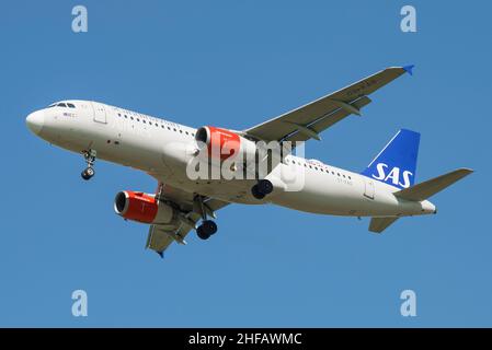 SAINT-PÉTERSBOURG, RUSSIE - 13 MAI 2019 : gros plan dans le ciel bleu de l'avion de vol Airbus A320-232 (OY-KAO) de SAS (Scandinavian Airlines) Banque D'Images