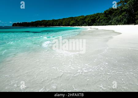 Eau turquoise à la plage de Murraies dans le parc national de Booderee. Banque D'Images