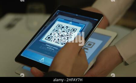 Payer un restaurant avec de l'argent en bitcoin avec une tablette sans fil sur un terminal de carte de crédit.Recevoir de l'argent bitcoin avec un smartphone wir Banque D'Images