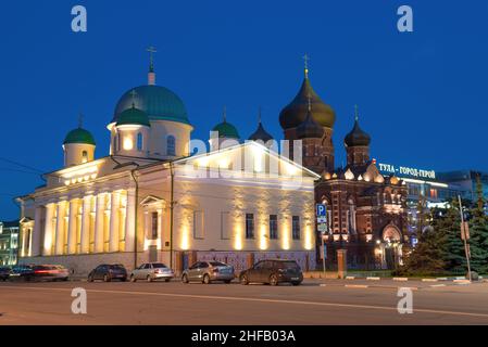 TULA, RUSSIE - 06 JUILLET 2021 : Cathédrale de l'Assomption de la Sainte Vierge Marie et Eglise de la Transfiguration dans la nuit de juillet Banque D'Images